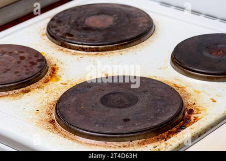 Stufa elettrica bianca sporca con grasso sulla superficie Foto Stock