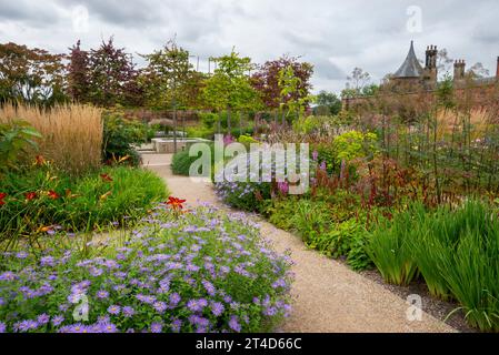 Il Paradise Garden in tarda estate al RHS Bridgewater Garden a Worsley, Salford, Manchester, Inghilterra. Foto Stock