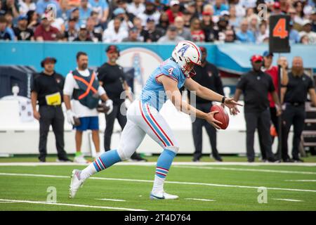 Nashville, Stati Uniti. 29 ottobre 2023. Il punter dei Tennessee Titans Ryan Stonehouse (4) punta contro gli Atlanta Falcons al Nissan Stadium di Nashville, Tennessee, il 29 ottobre 2023. (Foto di Kindell Buchanan/Sipa USA) credito: SIPA USA/Alamy Live News Foto Stock