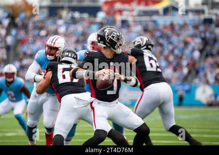 Nashville, Stati Uniti. 29 ottobre 2023. Il quarterback degli Atlanta Falcons Desmond Ridder (9) tentò un passaggio contro i Tennessee Titans al Nissan Stadium di Nashville, Tennessee, il 29 ottobre 2023. (Foto di Kindell Buchanan/Sipa USA) credito: SIPA USA/Alamy Live News Foto Stock