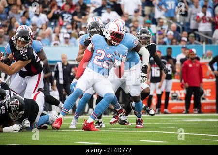 Nashville, Stati Uniti. 29 ottobre 2023. Il running back dei Tennessee Titans Derrick Henry (22) corre il pallone contro gli Atlanta Falcons al Nissan Stadium di Nashville, Tennessee, il 29 ottobre 2023. (Foto di Kindell Buchanan/Sipa USA) credito: SIPA USA/Alamy Live News Foto Stock