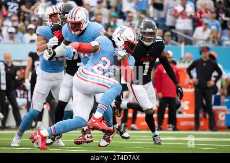 Nashville, Stati Uniti. 29 ottobre 2023. Il running back dei Tennessee Titans Derrick Henry (22) corre il pallone contro gli Atlanta Falcons al Nissan Stadium di Nashville, Tennessee, il 29 ottobre 2023. (Foto di Kindell Buchanan/Sipa USA) credito: SIPA USA/Alamy Live News Foto Stock