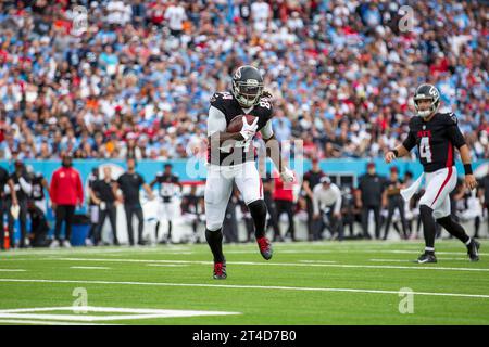 Nashville, Stati Uniti. 29 ottobre 2023. Il running back degli Atlanta Falcons Cordarrelle Patterson (84) corre il pallone contro i Tennessee Titans al Nissan Stadium di Nashville, Tennessee, il 29 ottobre 2023. (Foto di Kindell Buchanan/Sipa USA) credito: SIPA USA/Alamy Live News Foto Stock