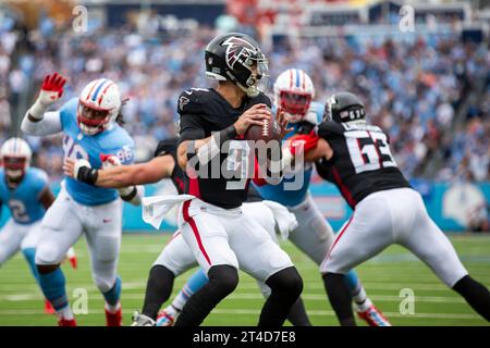 Nashville, Stati Uniti. 29 ottobre 2023. Il quarterback degli Atlanta Falcons Desmond Ridder (9) tentò un passaggio contro i Tennessee Titans al Nissan Stadium di Nashville, Tennessee, il 29 ottobre 2023. (Foto di Kindell Buchanan/Sipa USA) credito: SIPA USA/Alamy Live News Foto Stock