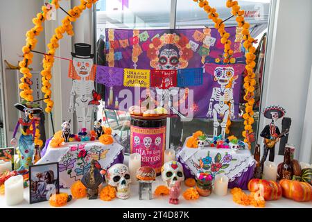 Detroit, Michigan - un'ofrenda (altare) in onore dei morti alla celebrazione del giorno dei morti al Valade Park sul lungofiume di Detroit. Foto Stock