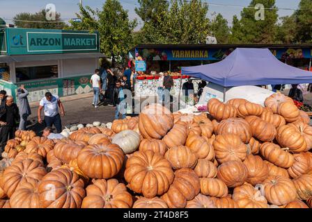 TASHKENT-15 OTTOBRE: Immagine dal grande mercato (bazar) con persone non identificate, Tashkent, Uzbekistan, il 15 ottobre 2023. Foto Stock