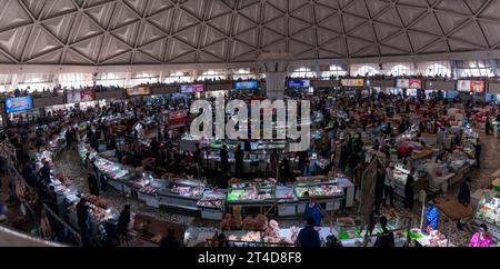 TASHKENT-15 OTTOBRE: Immagine dal grande mercato (bazar) con persone non identificate, Tashkent, Uzbekistan, il 15 ottobre 2023. Foto Stock