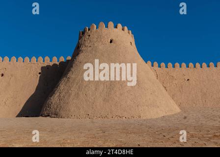 Khiva, Uzbekistan, vista delle mura della città vecchia Foto Stock