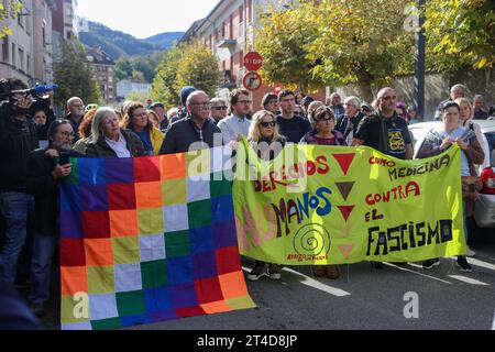 Sotrondio, Asturie, Spagna. 30 ottobre 2023. Sotrondio, Spagna, 30 ottobre 2023: Lo striscione del raduno con ''diritti umani come medicina contro il fascismo'' accanto ad una bandiera Whipala durante la conferenza stampa sull'accoglienza degli immigrati clandestini, il 30 ottobre 2023, a Sotrondio, in Spagna. (Foto di Alberto Brevers/Pacific Press)/8 (Credit Image: © Alberto Brevers/Pacific Press via ZUMA Press Wire) SOLO USO EDITORIALE! Non per USO commerciale! Crediti: ZUMA Press, Inc./Alamy Live News Foto Stock