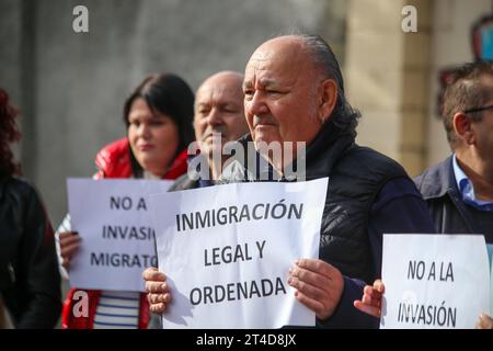 Sotrondio, Asturie, Spagna. 30 ottobre 2023. Sotrondio, Spagna, 30 ottobre 2023: Un uomo con un segno scritto con ''immigrazione legale e ordinata'' durante la conferenza stampa sull'accoglienza degli immigrati clandestini, il 30 ottobre 2023, a Sotrondio, in Spagna. (Immagine di credito: © Alberto Brevers/Pacific Press via ZUMA Press Wire) SOLO USO EDITORIALE! Non per USO commerciale! Crediti: ZUMA Press, Inc./Alamy Live News Foto Stock