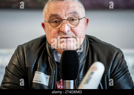 Copenhagen, Danimarca. 30 ottobre 2023. Daniel Elgarat, parente di ostaggi a Gaza, incontra la stampa danese al Parlamento danese Christiansborg a Copenaghen, lunedì 30 ottobre 2023. L'incontro è stato organizzato dal forum della famiglia degli ostaggi scomparsi e dal politico Rasmus Stoklund dei socialdemocratici. Ritzau Scanpix è stato invitato all'evento dall'ambasciata israeliana in Danimarca. *Nota: La copertura include immagini di ostaggi. Possono essere applicate regole speciali e possono esserci linee guida individuali per la pubblicazione di queste*. Crediti: Ritzau/Alamy Live News crediti: Ritzau/Alamy Live News Foto Stock