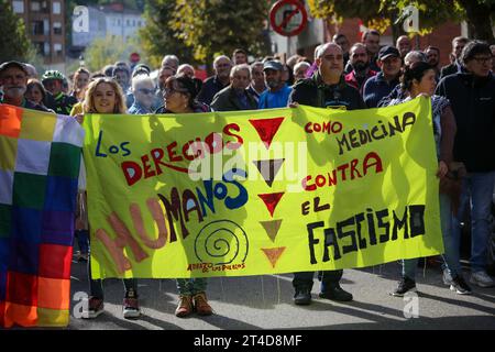 Sotrondio, Asturie, Spagna. 30 ottobre 2023. Sotrondio, Spagna, 30 ottobre 2023: Lo striscione del raduno con ''diritti umani come medicina contro il fascismo'' durante la conferenza stampa sull'accoglienza degli immigrati clandestini, il 30 ottobre 2023, a Sotrondio, in Spagna. (Immagine di credito: © Alberto Brevers/Pacific Press via ZUMA Press Wire) SOLO USO EDITORIALE! Non per USO commerciale! Crediti: ZUMA Press, Inc./Alamy Live News Foto Stock