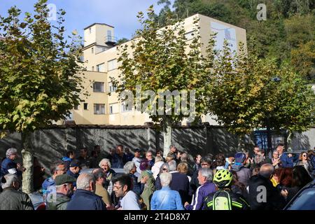 Sotrondio, Spagna. 30 ottobre 2023. Lo striscione del raduno con "diritti umani come medicina contro il fascismo" accanto ad una bandiera Whipala durante la conferenza stampa sull'accoglienza degli immigrati clandestini, il 30 ottobre 2023, a Sotrondio, in Spagna. (Foto di Alberto Brevers/Pacific Press) Credit: Pacific Press Media Production Corp./Alamy Live News Foto Stock