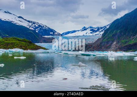 Il ghiacciaio Mendenhall è un ghiacciaio lungo circa 19 km nella valle di Mendenhall, a circa 19 km dal centro di Juneau. E' una delle principali attrazioni turistiche. Foto Stock