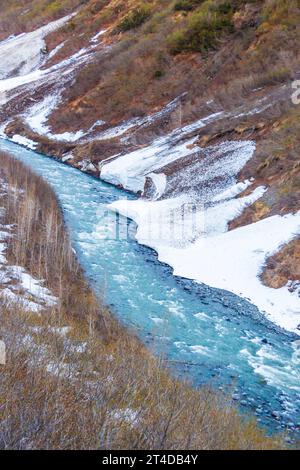 Torrenti e fiumi sono alimentati dalla neve e dai ghiacciai che si fondono nelle montagne Kenai sulla penisola di Kenai tra Seward e Anchorage, Alaska. Foto Stock