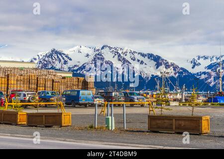 Seward, Alaska, il porto e le operazioni di spedizione area con splendido sfondo di montagne coperte di neve. Foto Stock