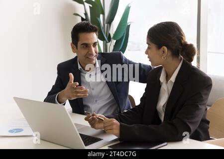 Un paio di uomini d'affari indiani impegnati positivi che parlano di startup di Internet Foto Stock