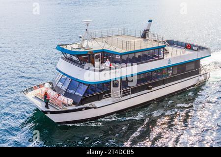 Tour in barca con prelievo dei passeggeri dalla nave da crociera Volendam per un tour del passaggio di Tracy Arm e dei ghiacciai nel passaggio interno verso l'Alaska. Foto Stock