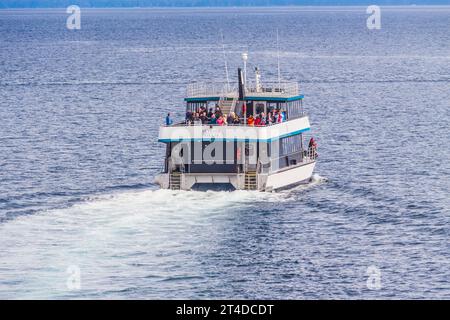 Tour in barca con prelievo dei passeggeri dalla nave da crociera Volendam per un tour del passaggio di Tracy Arm e dei ghiacciai nel passaggio interno verso l'Alaska. Foto Stock