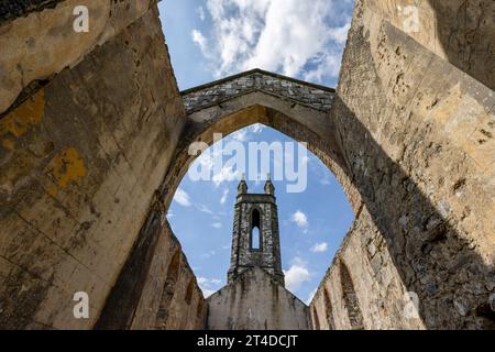 L'abbandonata Dunlewey Church in Irlanda è una pittoresca rovina con un'atmosfera romantica e inquietante. Foto Stock