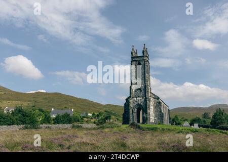 L'abbandonata Dunlewey Church in Irlanda è una pittoresca rovina con un'atmosfera romantica e inquietante. Foto Stock