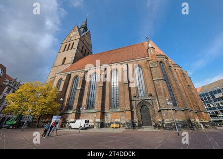 In der evangelischen Marktkirche in Hannover sind die Arbeiten fuer den Einbau des mehr als 13 Meter hohen Reformationsfensters vollstaendig abgeschlossen. Foto vom 30.10.2023: Reformationsfenster aud der Suedseite der Marktkirche Handwerker entfernten am Montag die riesige Plastikplane, Die das Kircheninnere bislang vor Baustaub geschuetzt hatte. DAS umstrittene Kunstwerk von Markus Luepertz ist nun komplett sichtbar. Von aussen ist es durch Sicherheitsglas geschuetzt. DAS Fenster soll am Reformationstag 31. Oktober mit einem Gottesdienst und einem Festakt eingeweiht werden. Die Kosten stiege Foto Stock