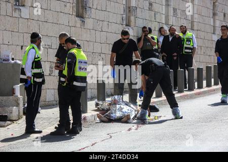 Gerusalemme, Israele. 30 ottobre 2023. (NOTA REDATTORI: Immagine raffigurante la morte)un poliziotto israeliano è rimasto ferito in un attacco di pugnalato a Gerusalemme. La polizia ha chiuso la zona dopo che un poliziotto israeliano è rimasto ferito in un attacco di pugnalato a Gerusalemme e la polizia ha sparato a un palestinese, presumibilmente responsabile dell'attacco. Credito: SOPA Images Limited/Alamy Live News Foto Stock