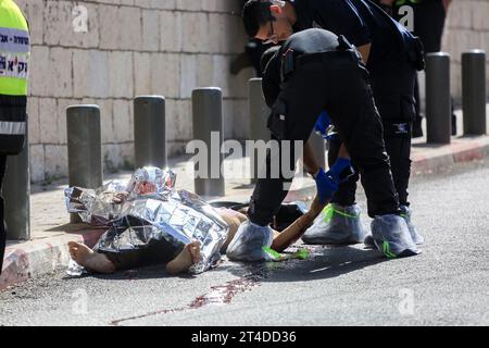 Gerusalemme, Israele. 30 ottobre 2023. (NOTA REDATTORI: Immagine raffigurante la morte)un poliziotto israeliano è rimasto ferito in un attacco di pugnalato a Gerusalemme. La polizia ha chiuso la zona dopo che un poliziotto israeliano è rimasto ferito in un attacco di pugnalato a Gerusalemme e la polizia ha sparato a un palestinese, presumibilmente responsabile dell'attacco. Credito: SOPA Images Limited/Alamy Live News Foto Stock