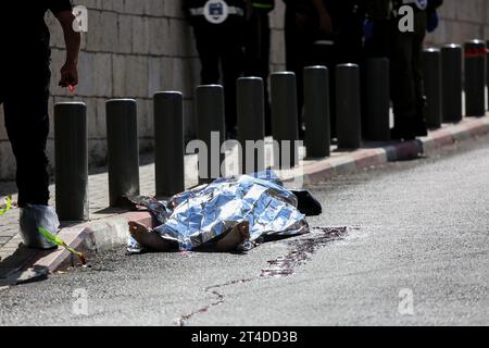 Gerusalemme, Israele. 30 ottobre 2023. (NOTA REDATTORI: Immagine raffigurante la morte)un poliziotto israeliano è rimasto ferito in un attacco di pugnalato a Gerusalemme. La polizia ha chiuso la zona dopo che un poliziotto israeliano è rimasto ferito in un attacco di pugnalato a Gerusalemme e la polizia ha sparato a un palestinese, presumibilmente responsabile dell'attacco. Credito: SOPA Images Limited/Alamy Live News Foto Stock