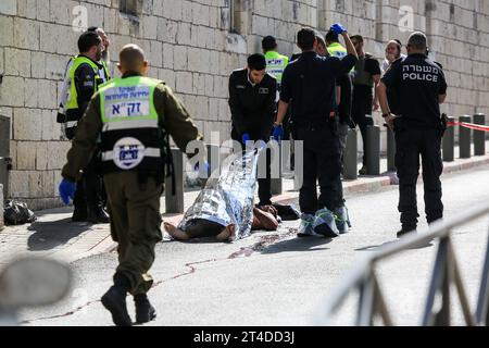 Gerusalemme, Israele. 30 ottobre 2023. (NOTA REDATTORI: Immagine raffigurante la morte)un poliziotto israeliano è rimasto ferito in un attacco di pugnalato a Gerusalemme. La polizia ha chiuso la zona dopo che un poliziotto israeliano è rimasto ferito in un attacco di pugnalato a Gerusalemme e la polizia ha sparato a un palestinese, presumibilmente responsabile dell'attacco. Credito: SOPA Images Limited/Alamy Live News Foto Stock