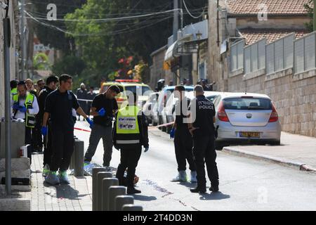 Gerusalemme, Israele. 30 ottobre 2023. Un poliziotto israeliano è rimasto ferito in un attacco di pugnalato a Gerusalemme. La polizia ha chiuso la zona dopo che un poliziotto israeliano è rimasto ferito in un attacco di pugnalato a Gerusalemme e la polizia ha sparato a un palestinese, presumibilmente responsabile dell'attacco. Credito: SOPA Images Limited/Alamy Live News Foto Stock