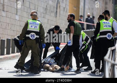 (NOTA REDATTORI: Immagine raffigurante la morte)un poliziotto israeliano è rimasto ferito in un attacco di pugnalato a Gerusalemme. La polizia ha chiuso la zona dopo che un poliziotto israeliano è rimasto ferito in un attacco di pugnalato a Gerusalemme e la polizia ha sparato a un palestinese, presumibilmente responsabile dell'attacco. (Foto di Saeed Qaq / SOPA Images/Sipa USA) Foto Stock