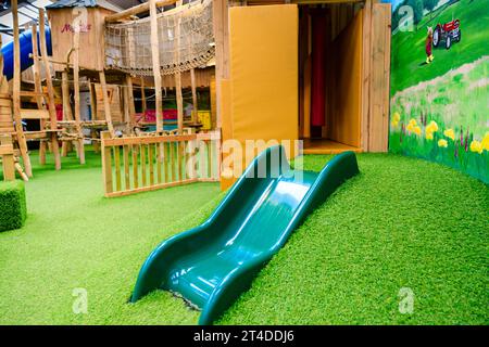 Interno di parte delle strutture offerte al Monty's Farm Park Foto Stock