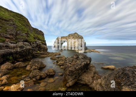 Il Pollaird Sea Arch è un arco marino alto 20 metri, scavato nell'aspra penisola di Fanad a Donegal, in Irlanda. Foto Stock