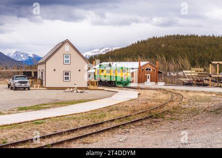 In Carcross, Yukon Territory, Canada, il Pass bianco (WP&YR) i treni sono treni di lavoro, tirando merci e merci automobili. Foto Stock