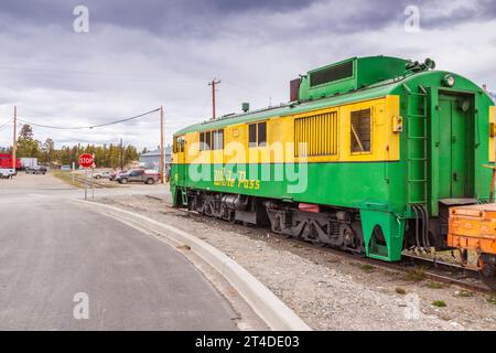 In Carcross, Yukon Territory, Canada, il Pass bianco (WP&YR) i treni sono treni di lavoro, tirando merci e merci automobili. Foto Stock