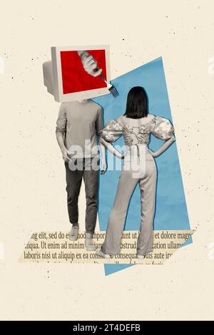 Poster collage di immagini di due persone strane che assorbono notizie false guardando il telegiornale televisivo isolato su sfondo dipinto Foto Stock