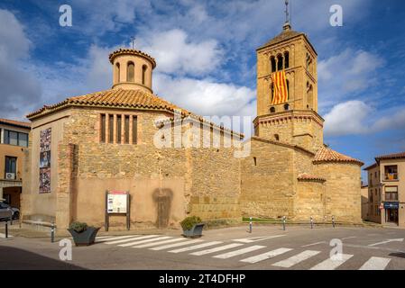 Complesso della chiesa romanica di Santa Eugènia de Berga, nel bacino della Plana de Vic (Osona, Barcellona, Catalogna, Spagna) Foto Stock