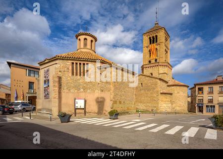 Complesso della chiesa romanica di Santa Eugènia de Berga, nel bacino della Plana de Vic (Osona, Barcellona, Catalogna, Spagna) Foto Stock