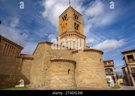 Complesso della chiesa romanica di Santa Eugènia de Berga, nel bacino della Plana de Vic (Osona, Barcellona, Catalogna, Spagna) Foto Stock