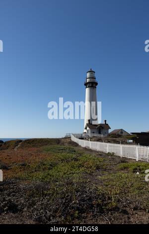 Arroccato su una scogliera sulla costa della California centrale, il faro di Pigeon Point, alto 115 metri, è uno dei fari più alti d'America.Pescadero Foto Stock