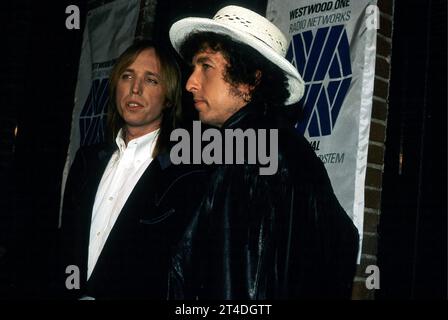 TOM PETTY ; BOB DYLAN ; circa 1980s ; credito : Lynn McAfee / Performing Arts Images ; www.performingartsimages.com Foto Stock