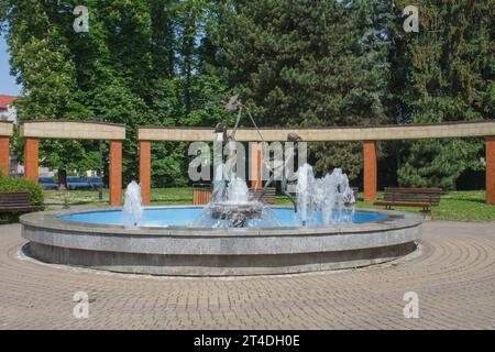 Zilina, Slovacchia - 26 maggio 2022: Parco in città Zilina, fontana zilina vergini nel maggio 25,2022 a Zilina in Slovacchia. Fountain è stata fondata nel 19 Foto Stock