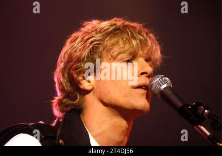 BRYAN ADAMS; musicista, cantante, cantautore, produttore discografico e fotografo canadese.; TOUR DEGLI STATI UNITI ; circa 1982 ; credito: Lynn McAfee / Performing Arts Images www.performingartsimages.com Foto Stock