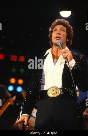 TOM JONES ; (nato il 7 giugno 1940) ; cantante gallese; ma con Madame ; Credit: Lynn McAfee / Performing Arts Images www.performingartsimages.com Foto Stock