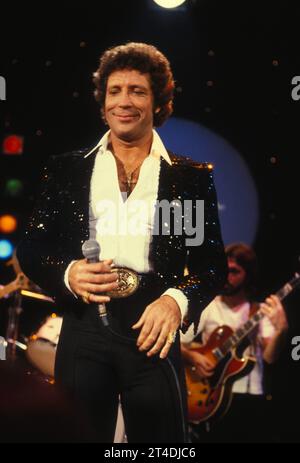 TOM JONES ; (nato il 7 giugno 1940) ; cantante gallese; ma con Madame ; Credit: Lynn McAfee / Performing Arts Images www.performingartsimages.com Foto Stock