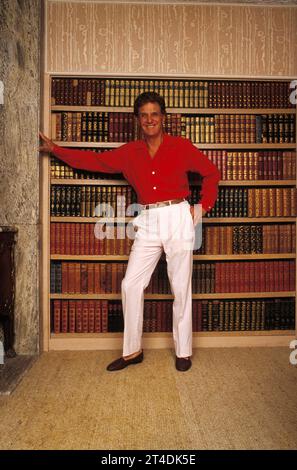 ROBERT STACK; Charles Langford Modini Stack; nato il 13 gennaio 1919 - 14 maggio 2003 ; attore e conduttore televisivo americano ; at Home ; 1986 ; Credit: Lynn McAfee / Performing Arts Images www.performingartsimages.com Foto Stock