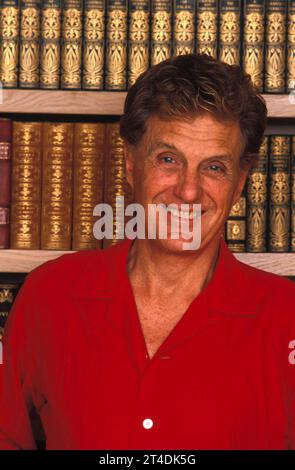 ROBERT STACK; Charles Langford Modini Stack; nato il 13 gennaio 1919 - 14 maggio 2003 ; attore e conduttore televisivo americano ; at Home ; 1986 ; Credit: Lynn McAfee / Performing Arts Images www.performingartsimages.com Foto Stock