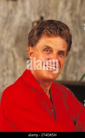 ROBERT STACK; Charles Langford Modini Stack; nato il 13 gennaio 1919 - 14 maggio 2003 ; attore e conduttore televisivo americano ; at Home ; 1986 ; Credit: Lynn McAfee / Performing Arts Images www.performingartsimages.com Foto Stock
