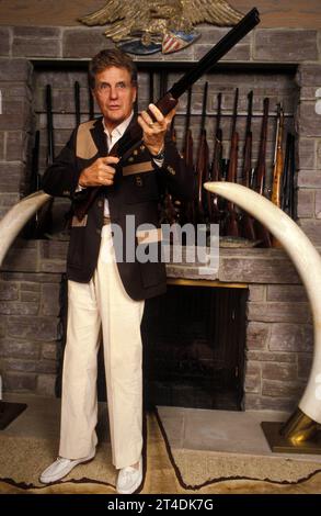 ROBERT STACK; Charles Langford Modini Stack; nato il 13 gennaio 1919 - 14 maggio 2003 ; attore e conduttore televisivo americano ; at Home ; 1986 ; Credit: Lynn McAfee / Performing Arts Images www.performingartsimages.com Foto Stock